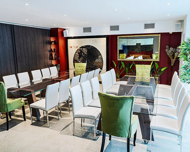 Dos mesas largas de cristal en el salón
