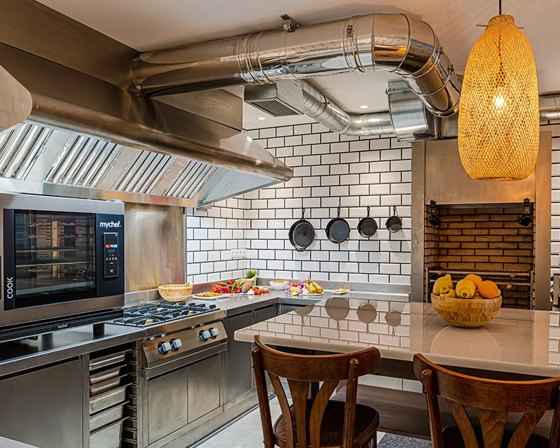 Cocina profesional con campana extractora y fogones
