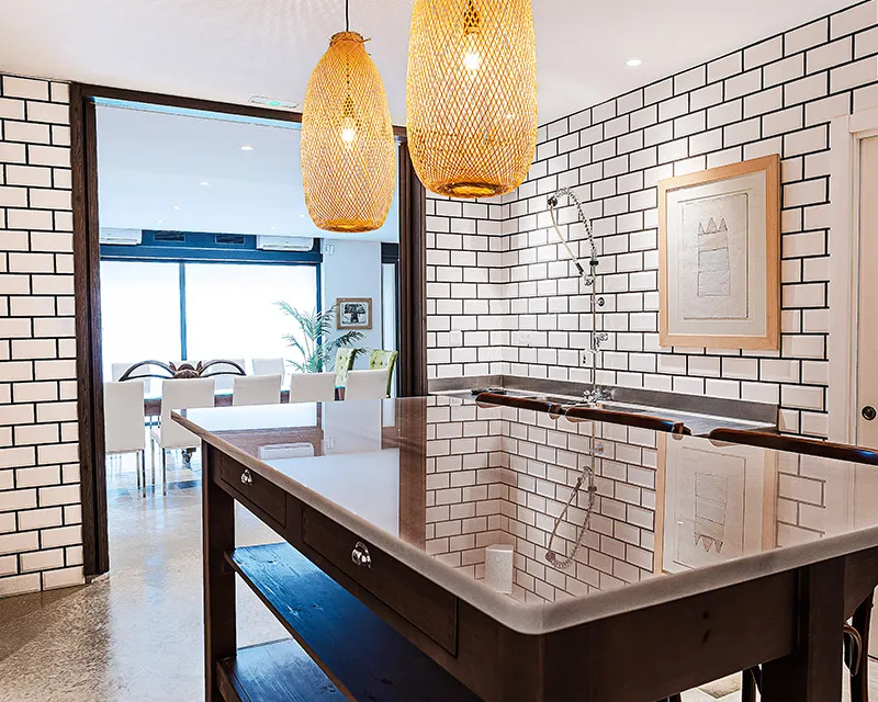 Isla de la cocina con el salón al fondo
