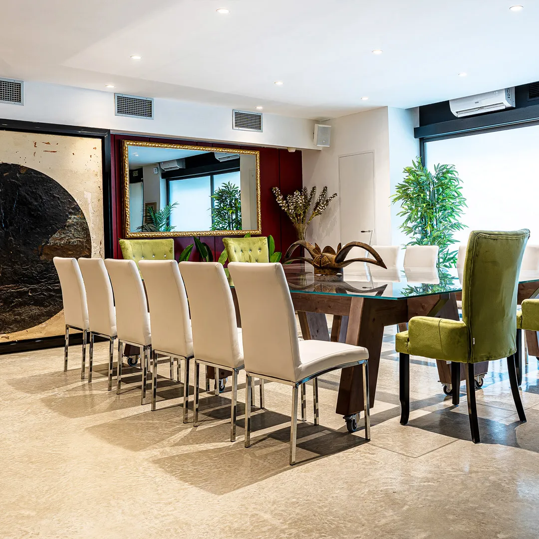 Mesa imperial con sillas blancas en el salón