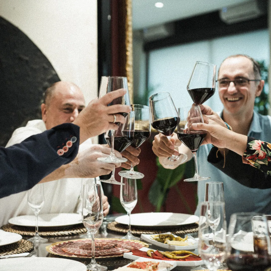 Amigos brindando con vino tinto en Sala Baccum