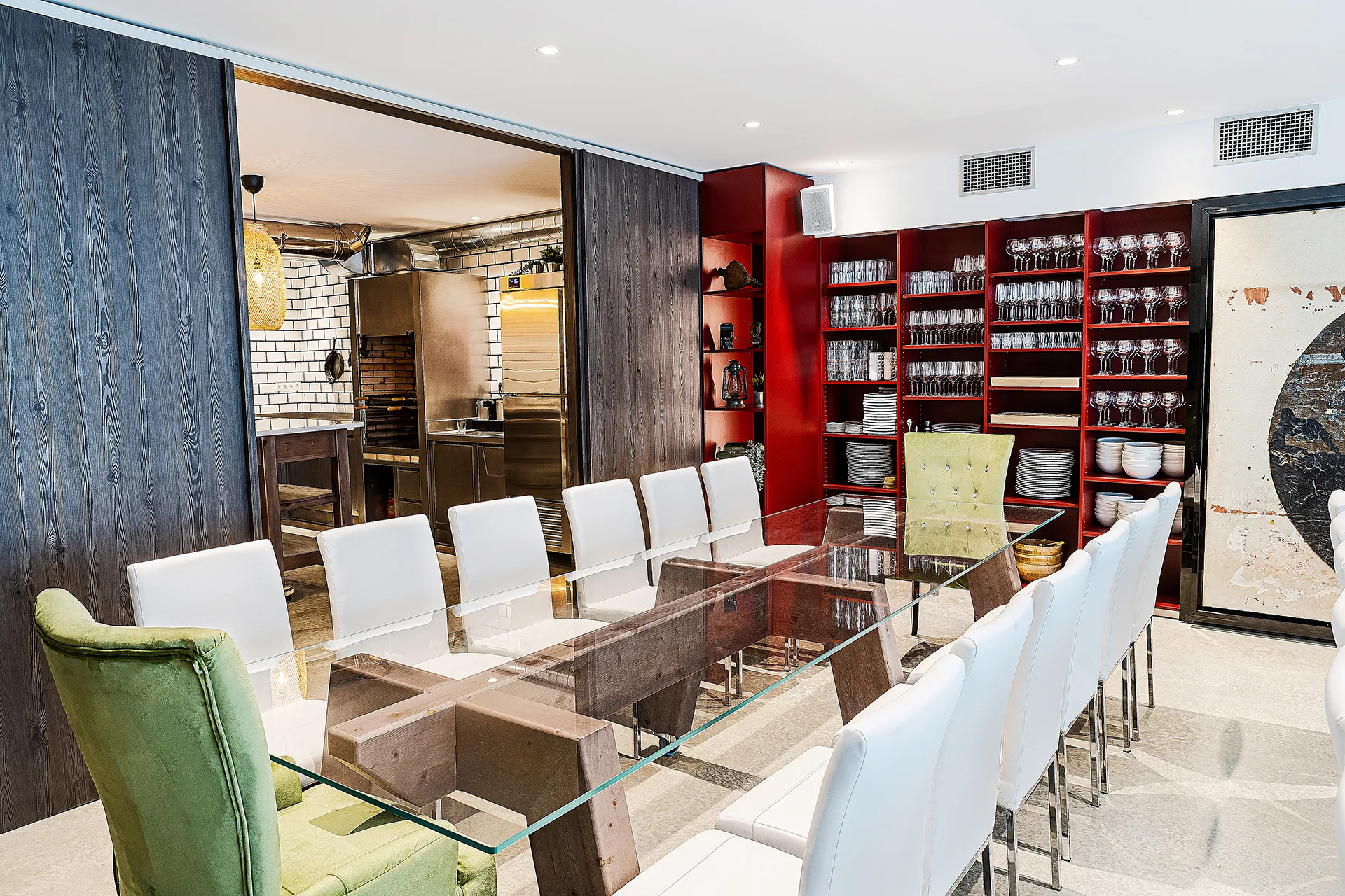 Salón con mesa larga y estanterías rojas