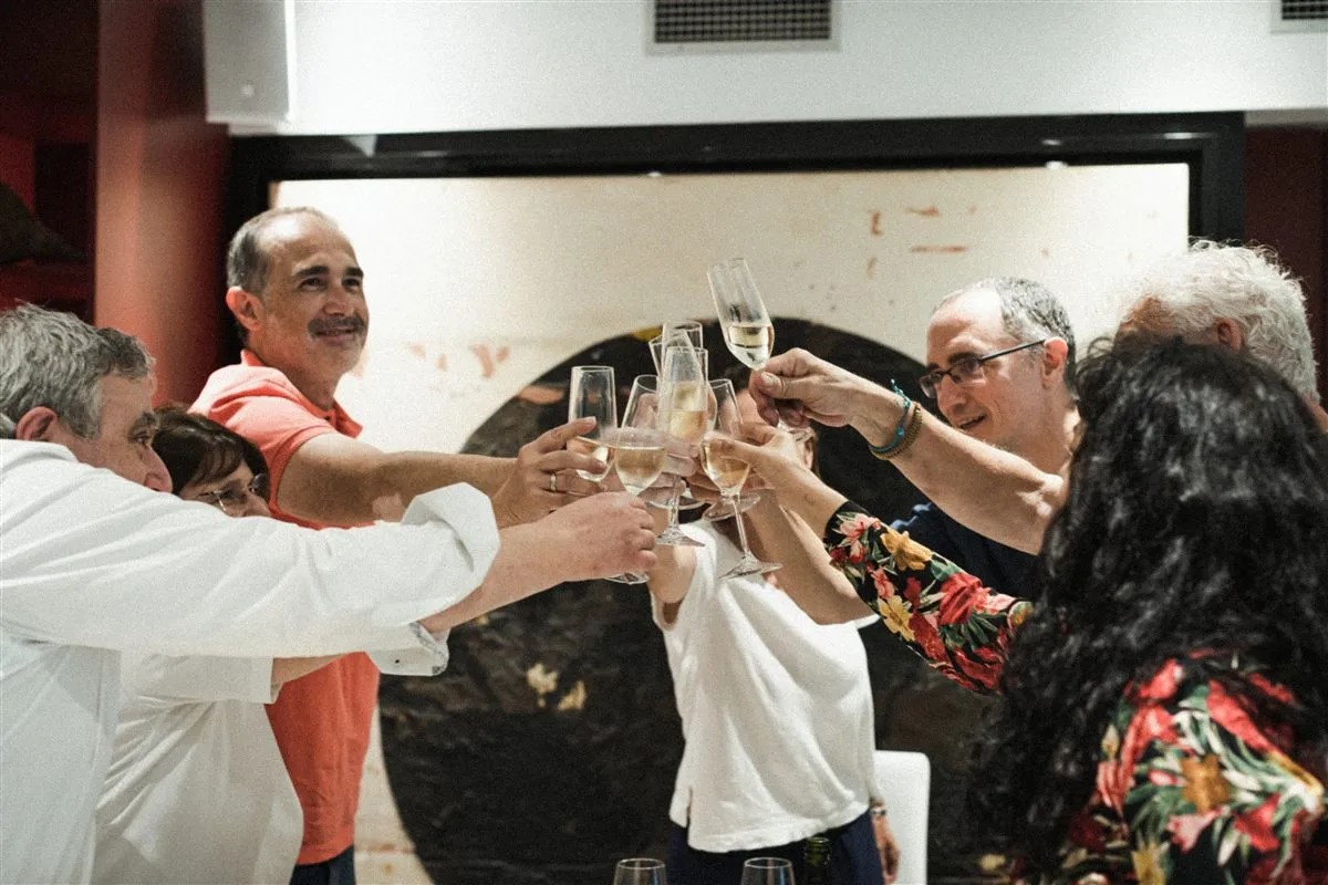 Grupo brindando con cava en una celebración en Sala Baccum