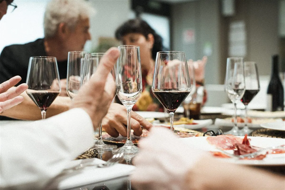 Amigos brindando con vino durante una celebración en Sala Baccum