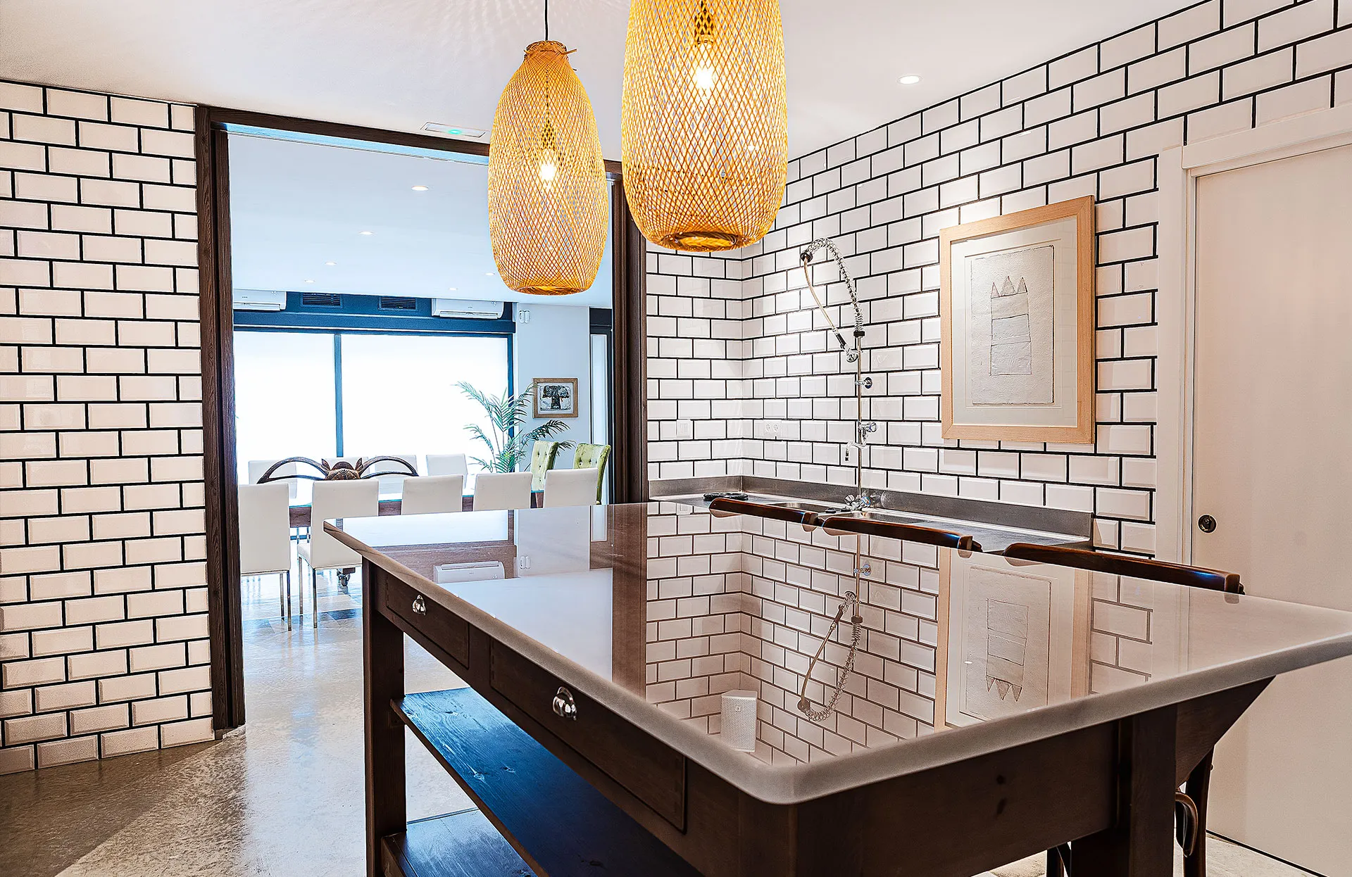 Isla de la cocina profesional con vistas al salón de Sala Baccum