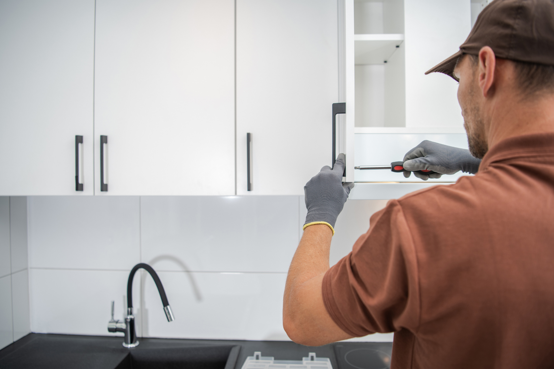Cabinet refinishing project representing Hubsuite's cabinet refinisher marketing clients