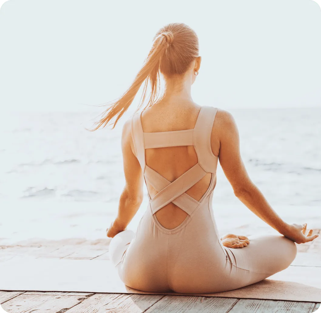 Eine junge Frau im Boho Stil am meditieren