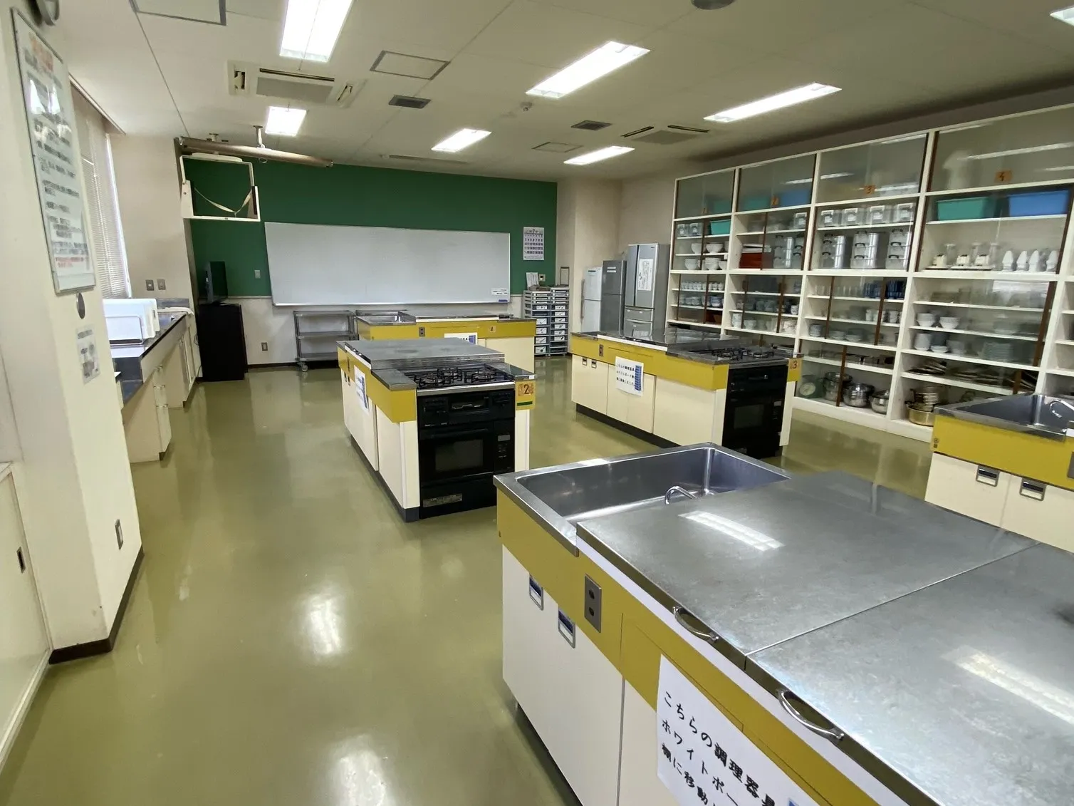 後ろ斜めから見た栄養指導実習室