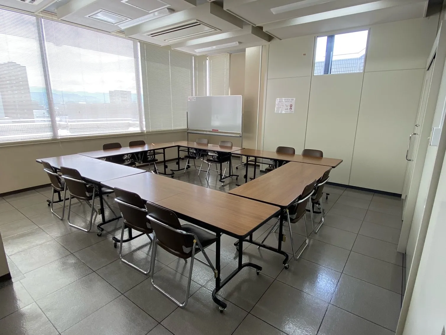 照明・窓含む第二会議室の写真
