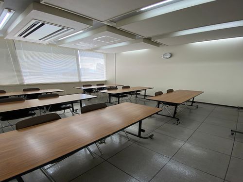 第一会議室の照明・ブラインドが映る写真