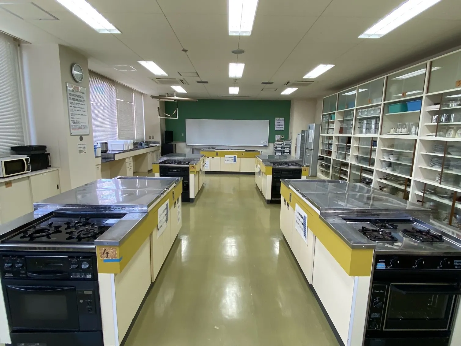 後ろから見た栄養指導実習室