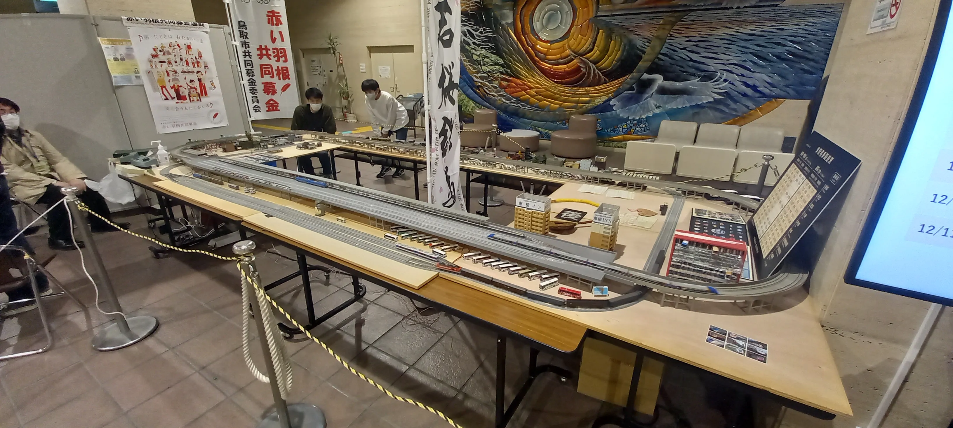 1階ロビーに飾られたジオラマ模型が連なる写真