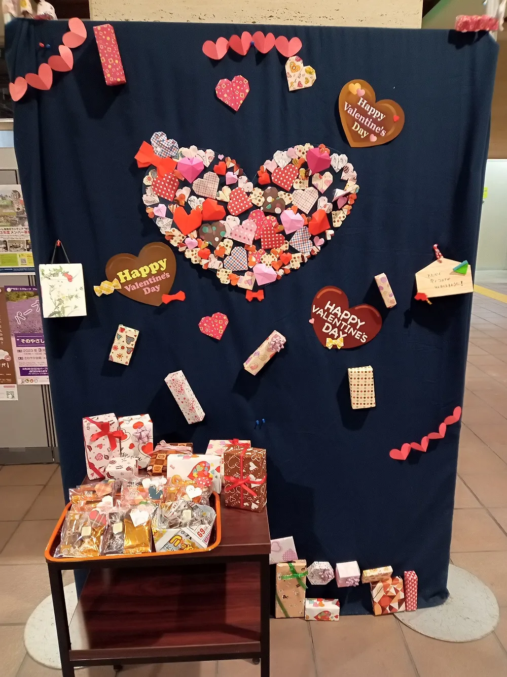 折り紙で作ったハートでデコレーションした掲示物