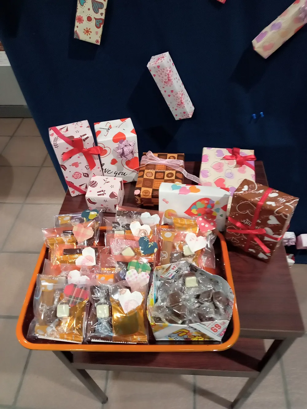 プレゼントに用意した袋詰めのチョコレートやお菓子