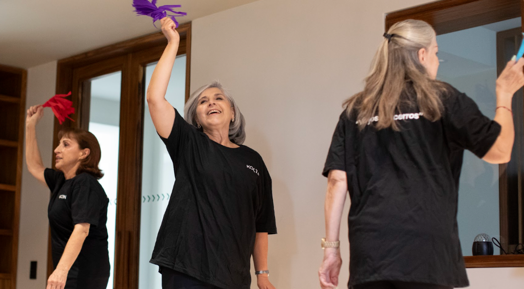 comunidad koltin personas mayores bailando