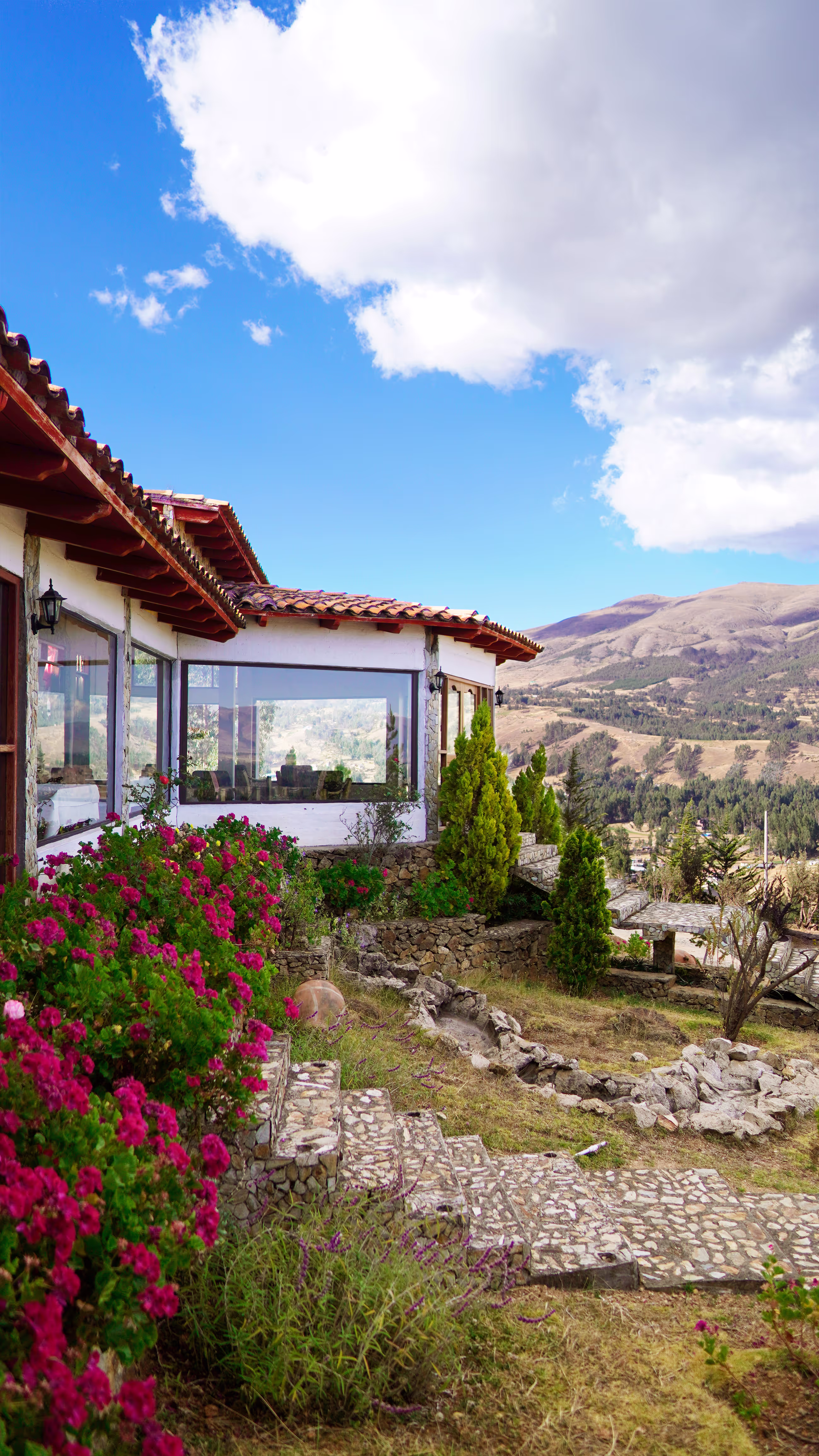 Cabaña de Tuki Llajta con el Valle del Mantaro de fondo