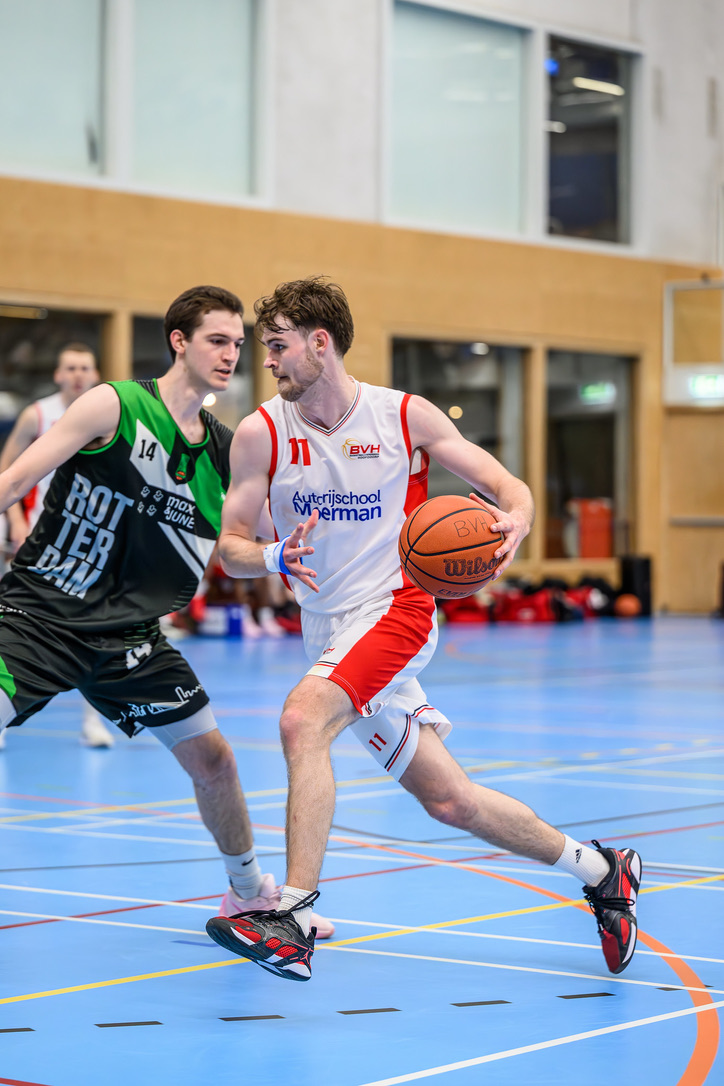 Milan aan het basketballen