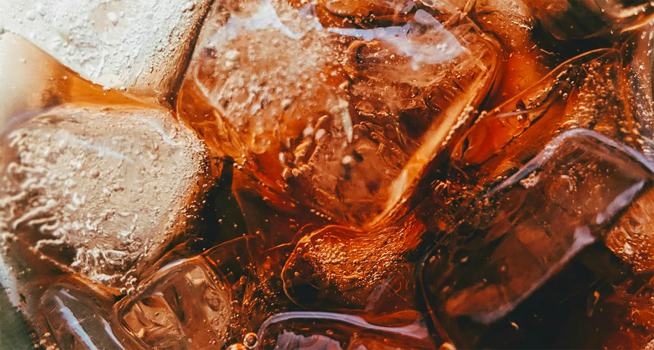 Artizen Iced Tea brand photography by Hovski Studio featuring a refreshing iced beverage with amber tones, ice, and carbonation details.