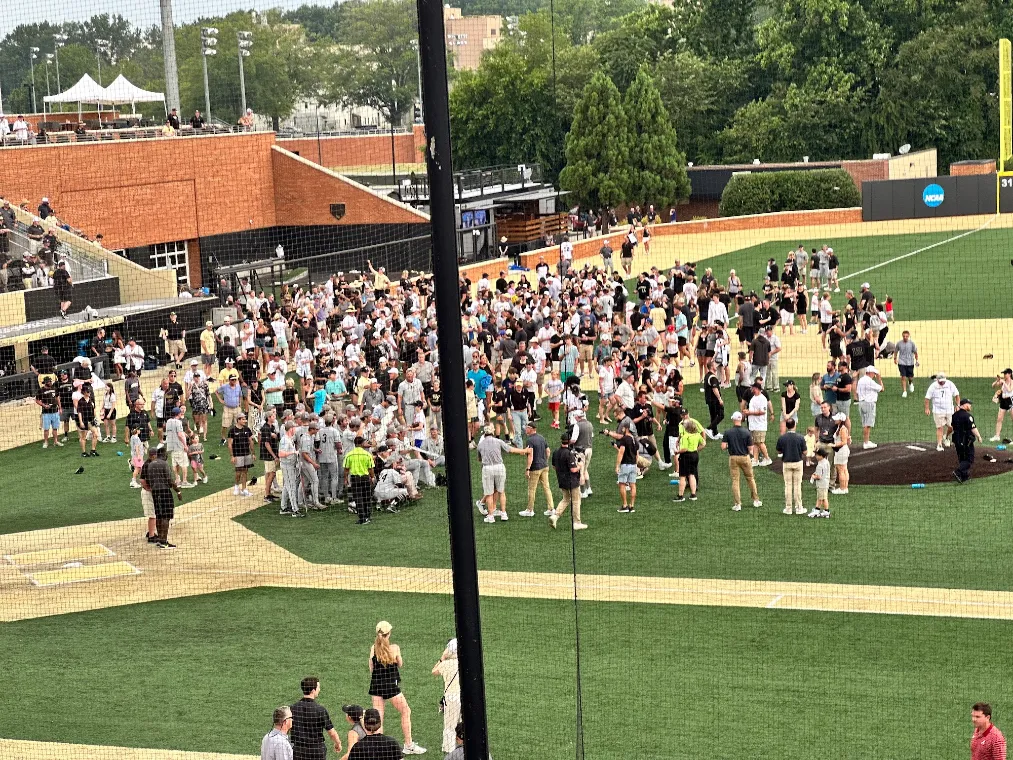 Big crowd on the field at an outdoor festival