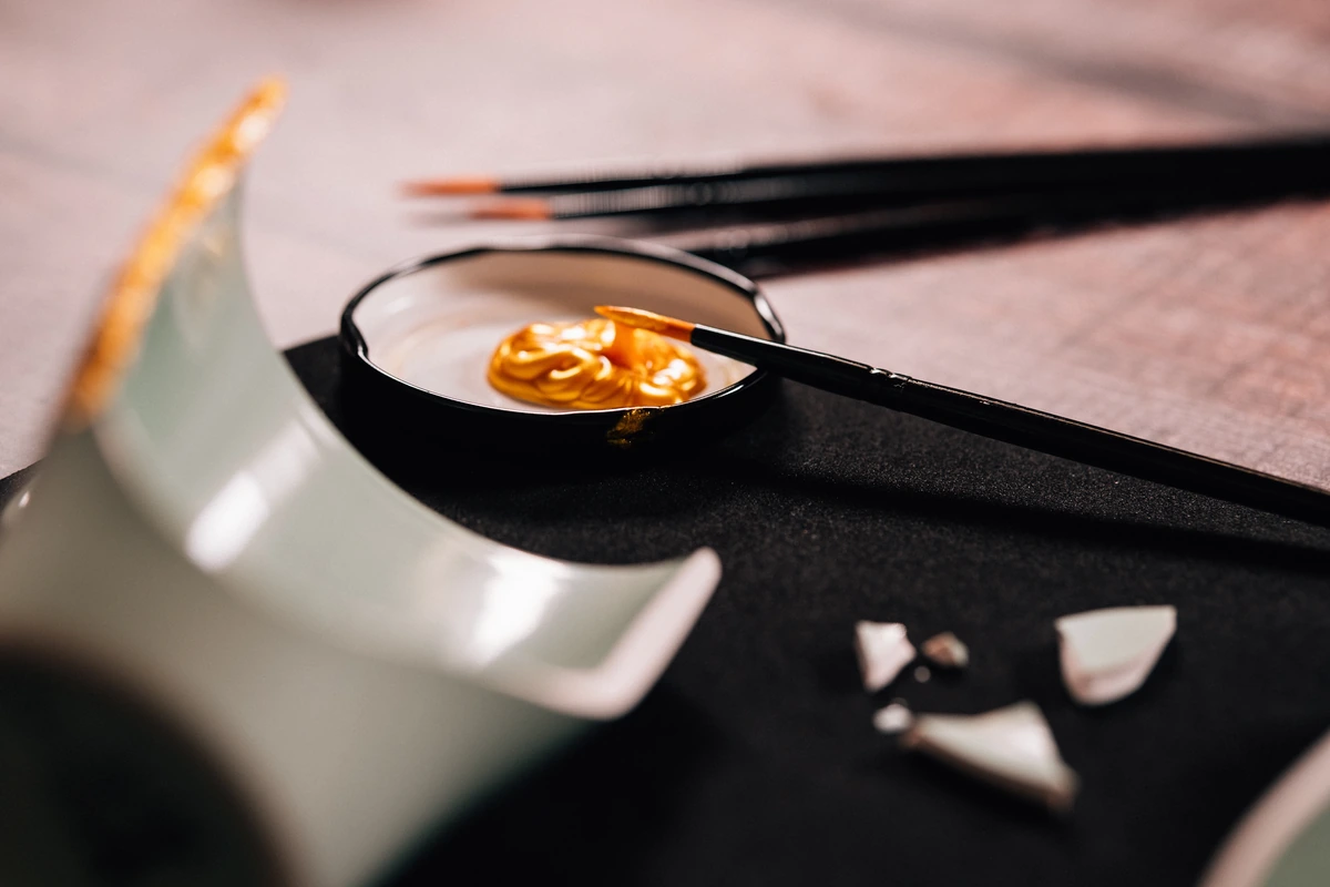 Psychiatrist second opinion in London as suggested by the picture describing the Kintsugi concept.