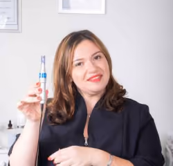 woman showing microdermabrasion pen and equipment