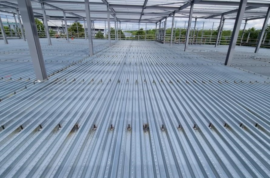 METAL DECKING ON A MOSQUE IN BOLTON BY CSF 