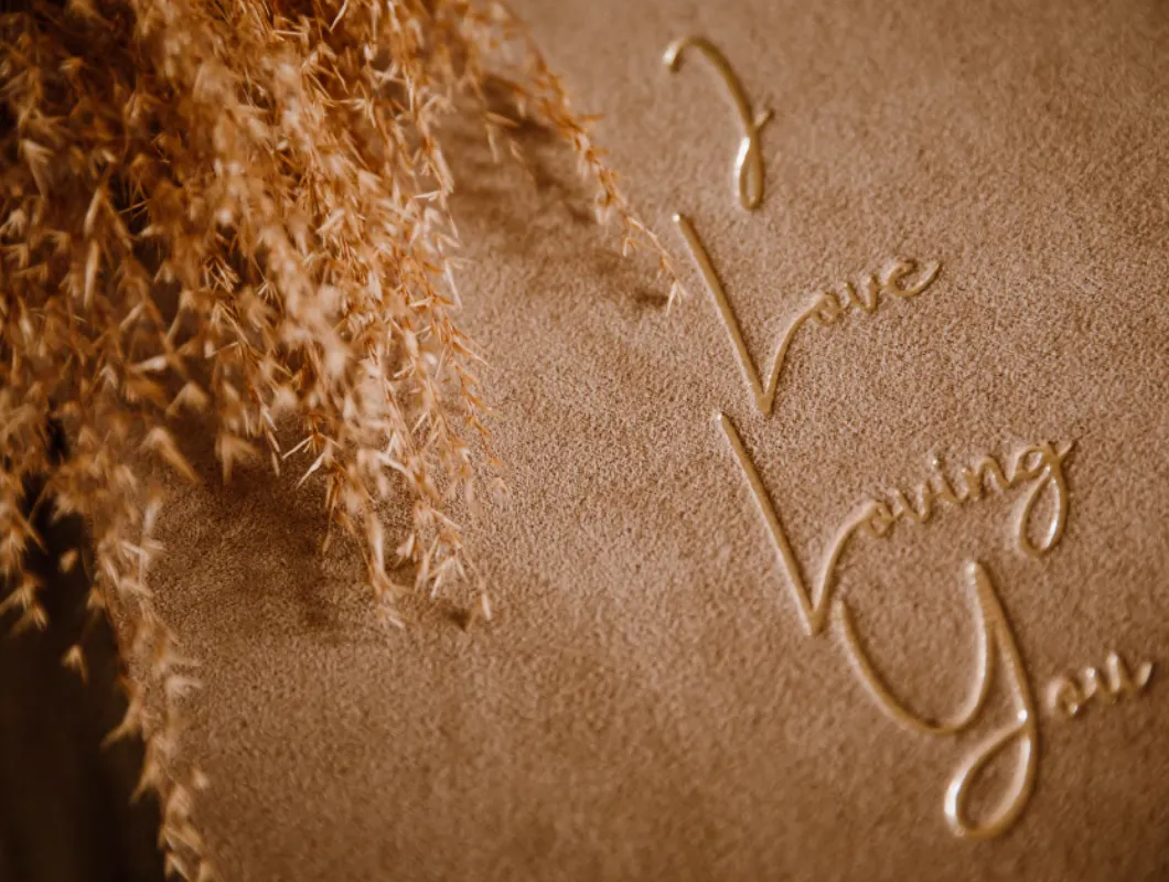 Het Grote Album - Nubuk (Zand) met een gouden embossing in een eigen ontwerp
