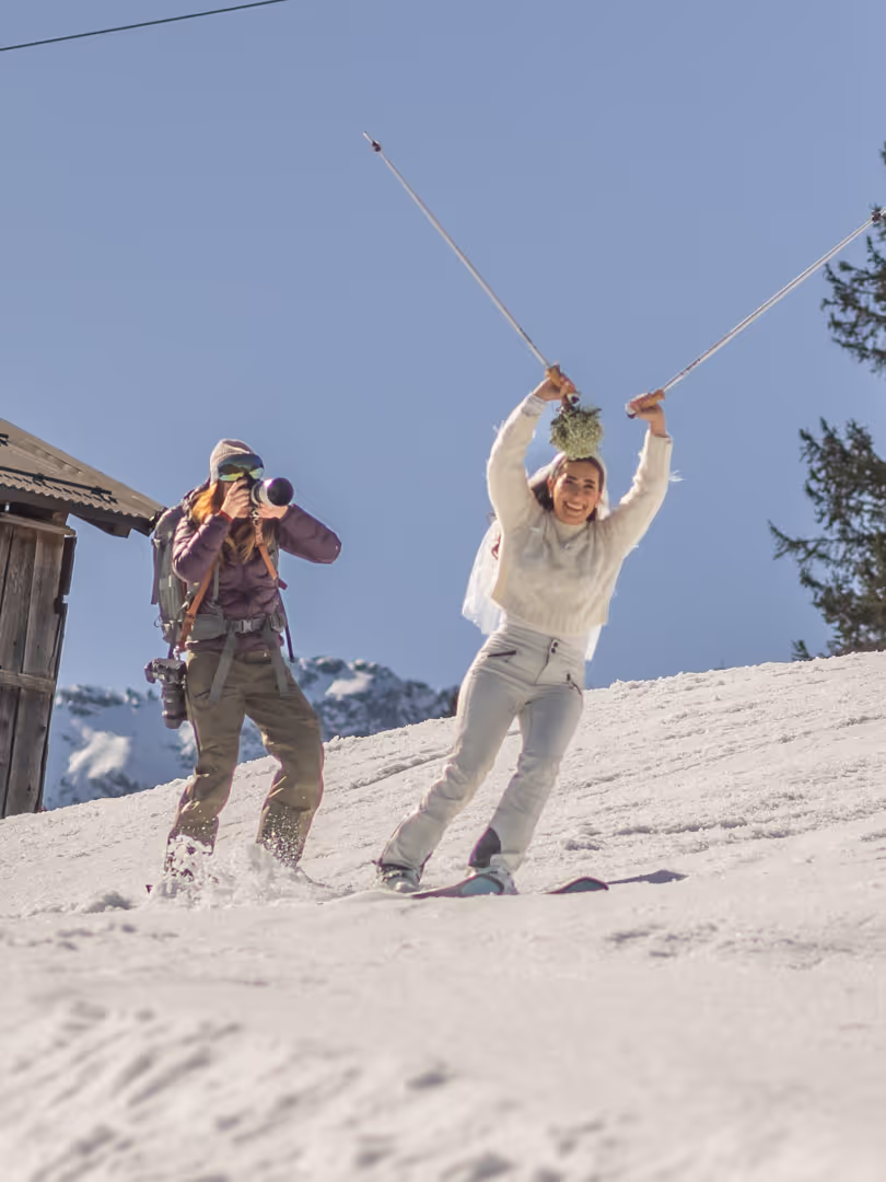 Sophia Eerden fotografeert op ski's in de sneeuw