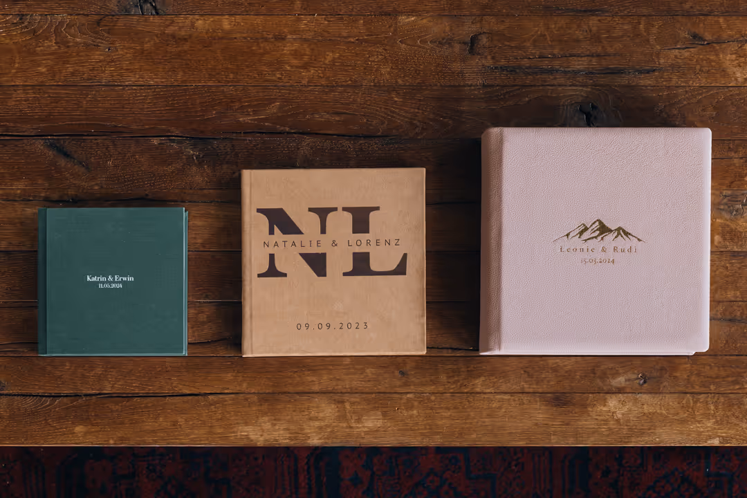 Drie fotoalbums naast elkaar in de formaten 20, 25 en 30 centimeter