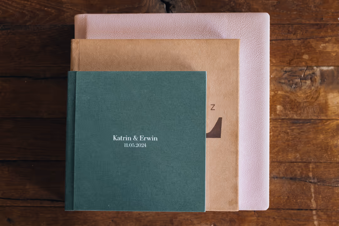 Drie fotoalbums op elkaar in de formaten 20, 25 en 30 centimeter