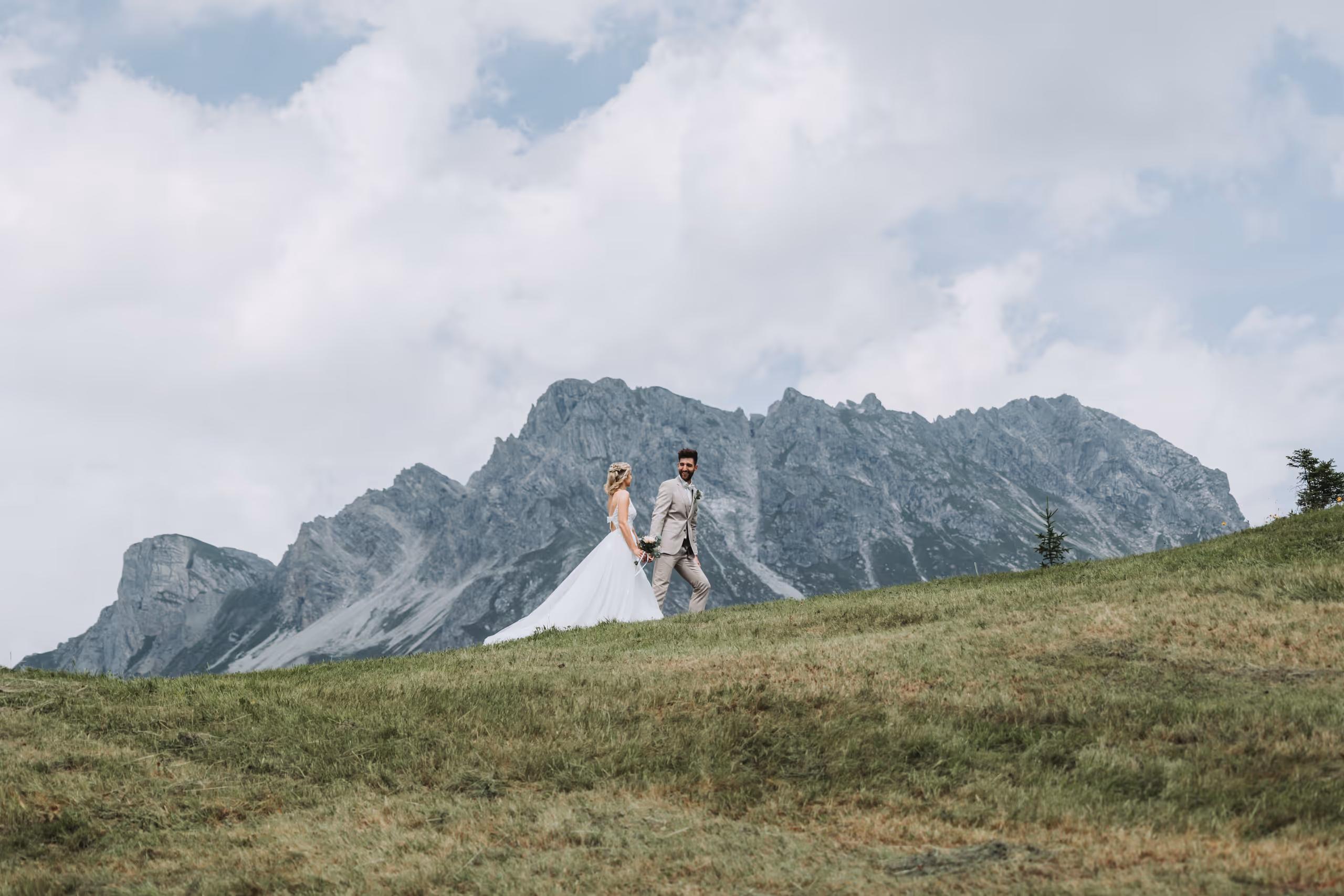 Paar allein auf einem Bergkamm bei einem Elopement in Tirol