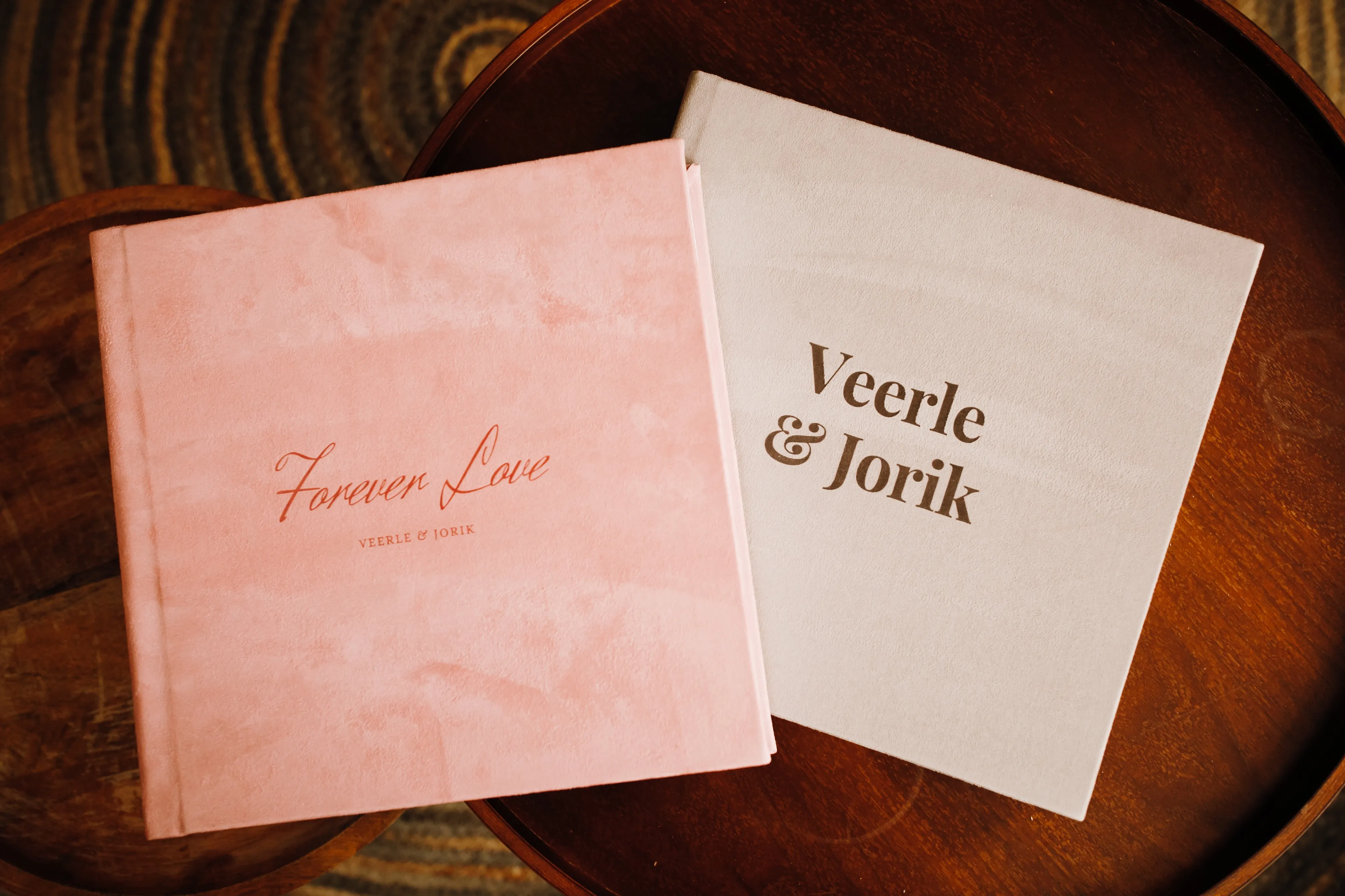 Het Grote Album - Deze boeken zijn van nubuk in de kleuren Bloesem (links) en Parel (rechts). Beiden hebben een lasergravering op de cover (eigen ontwerp)