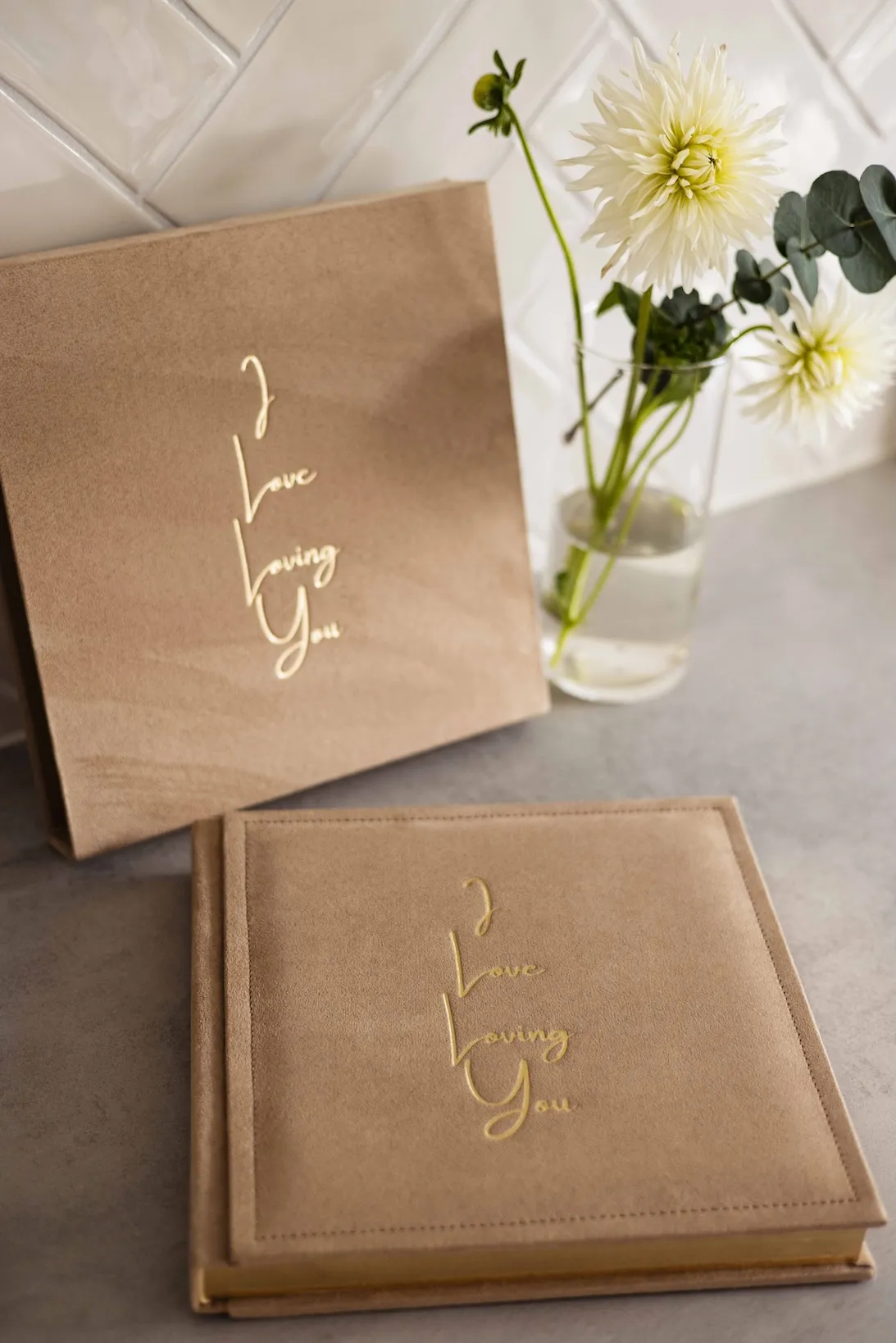 Het Grote Album - Nubuk (Zand) met een gouden embossing in een eigen ontwerp. De doos is in dezelfde uitvoering.