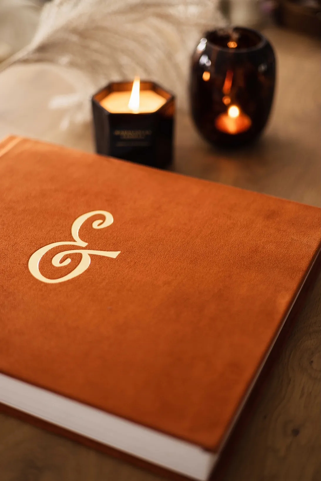 Het Grote Album - Nubuk (Alpengloed) met een gouden embossing in een eigen ontwerp