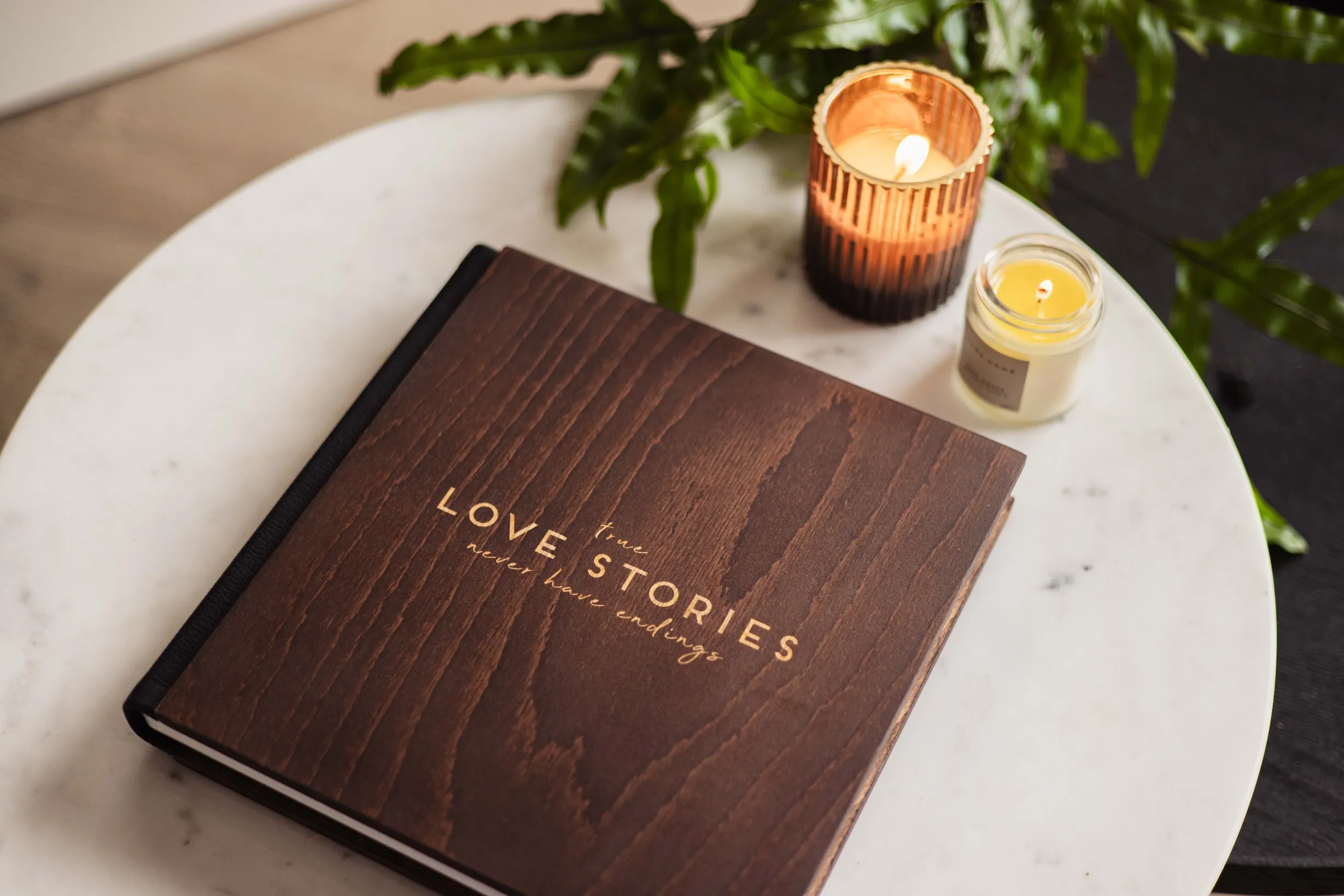 Het Premium Album - Houten opbergdoos met houten album (Espresso) en een eigen ontwerp lasergravering