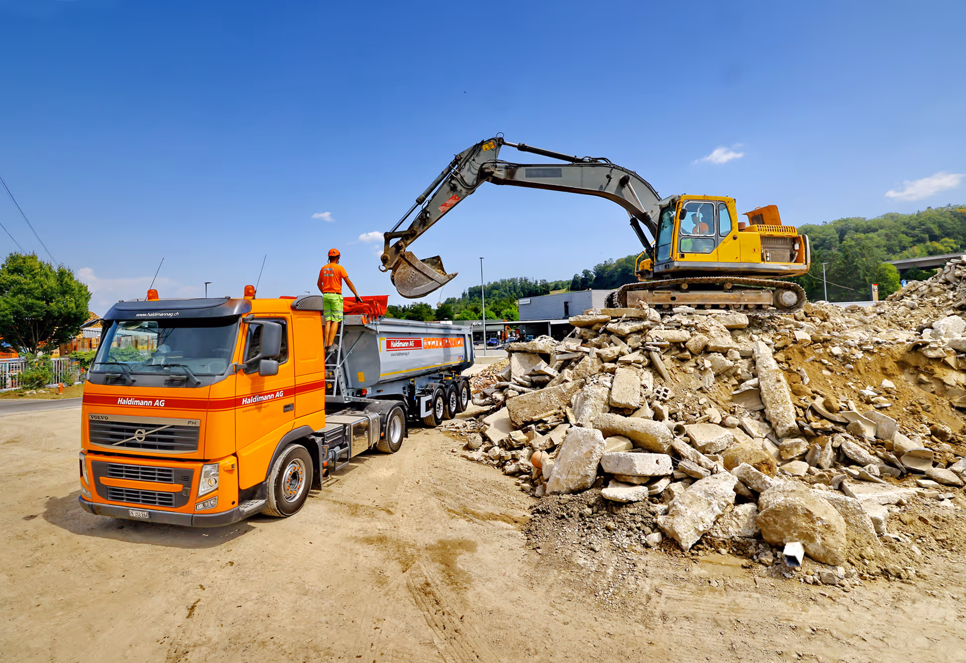 Beladung eines Transport-Fahrzeuges der Haldimann AG