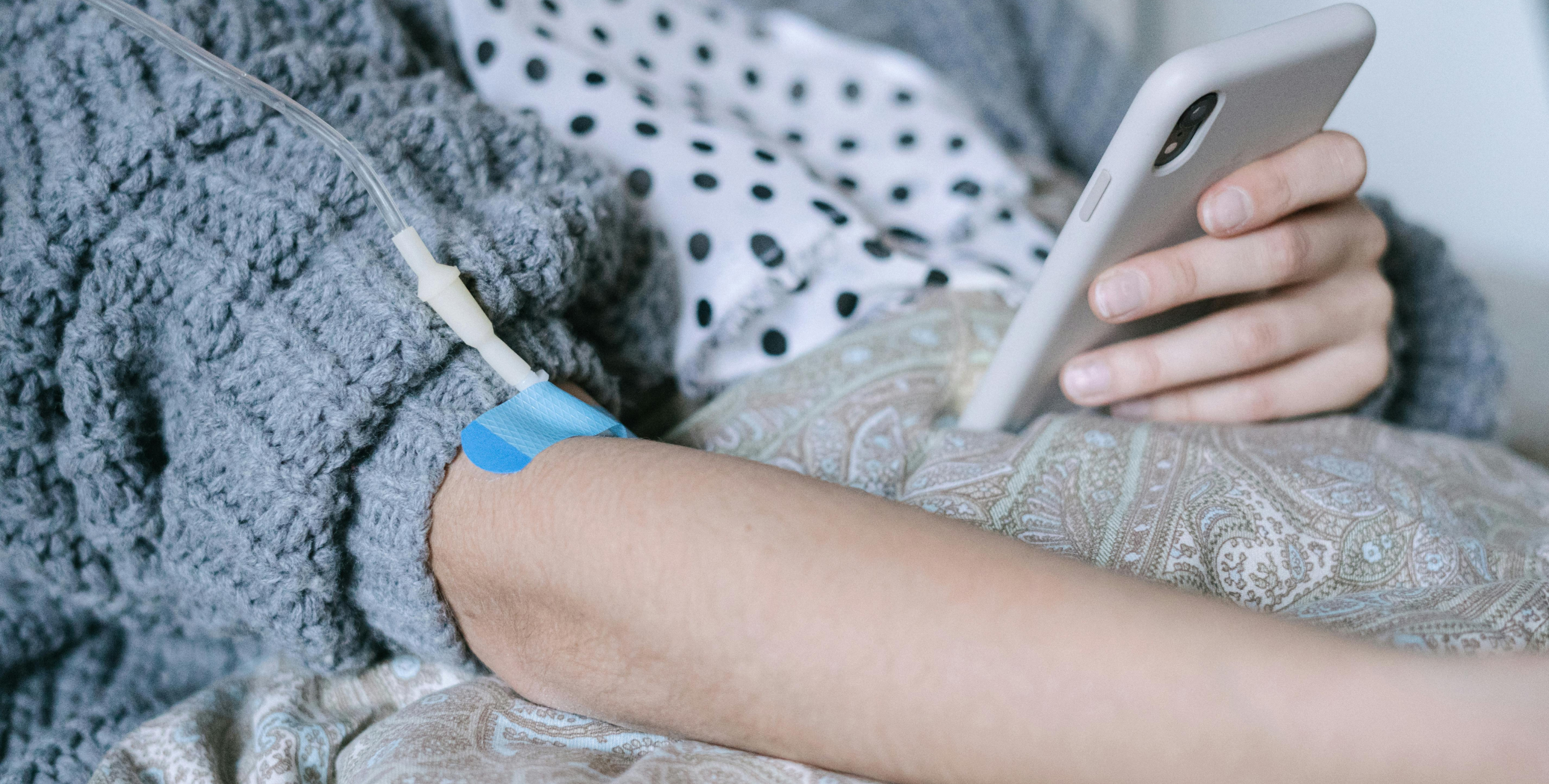 Patiënt op ziekenbed met telefoon