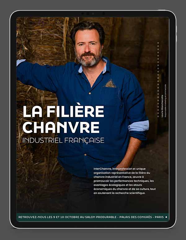 Portrait d'un producteur devant des bottes de paille de chanvre