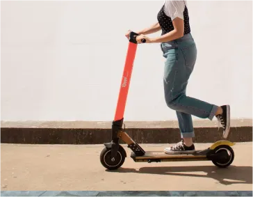 Femme sur une trottinette électrique