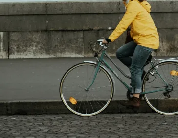 Homme assis sur un vélo