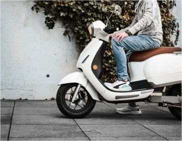 Homme assis sur un scooter
