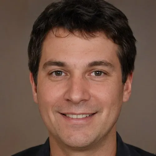 Un homme aux cheveux courts