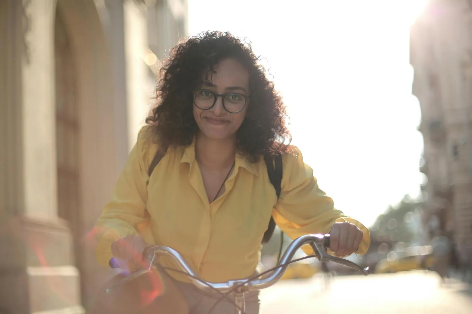 Une femme souriante à vélo