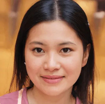 Une jeune femme avec les cheveux bruns foncés et les yeux noirs