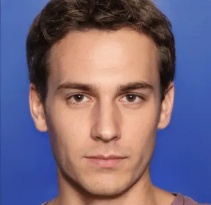 Un homme brun avec les cheveux marrons