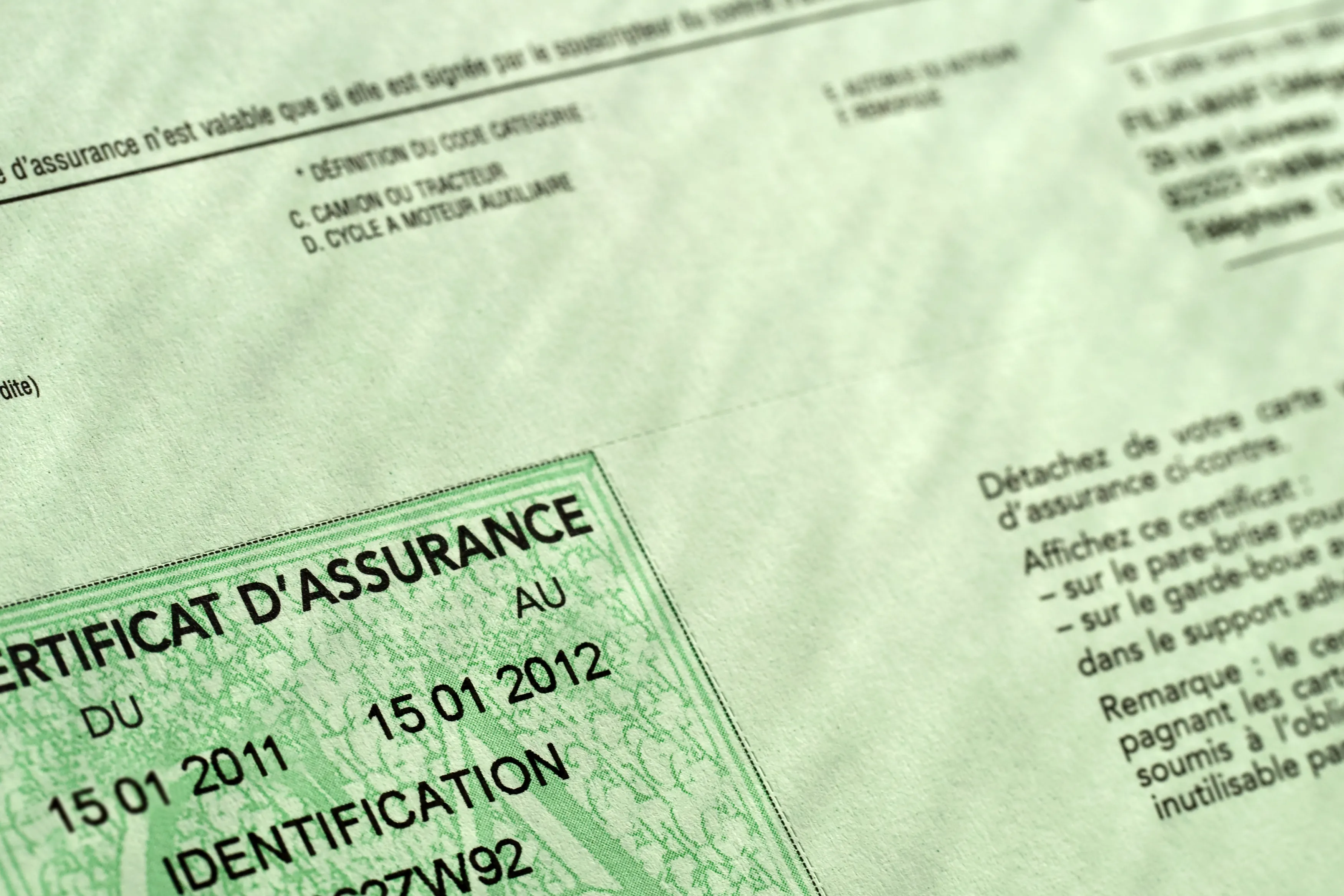 Une carte verte, document d'assurance deux-roues