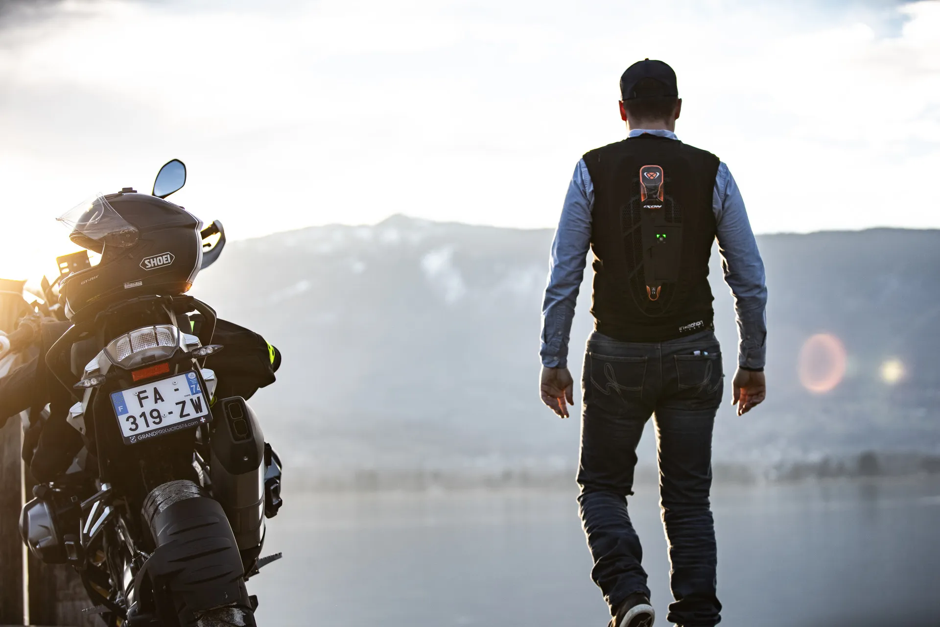 homme qui porte un airbag moto à côté de sa moto