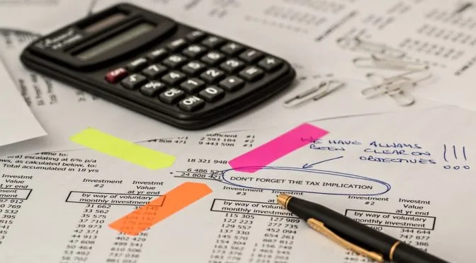 argent en liquide avec clé de véhicule dessus