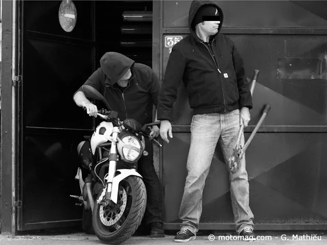 Deux hommes en train de voler une moto