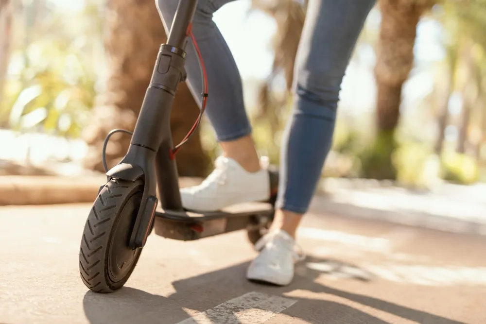 femme sur trottinette électrique 